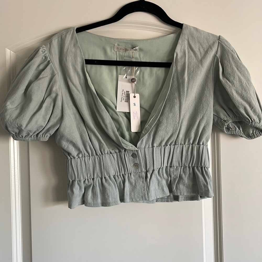 Real top perfect with high waisted jeans and flats